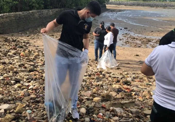Jornadas de limpieza de Playa. Foto: Cortesía Mi Ambiente