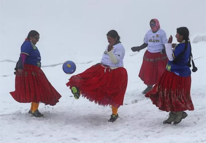 Varias mujeres aimaras, conocidas como las cholitas escaladoras "Bolivia Climbing", juegan fútbol a 5.000 metros de altitud. Foto: EFE