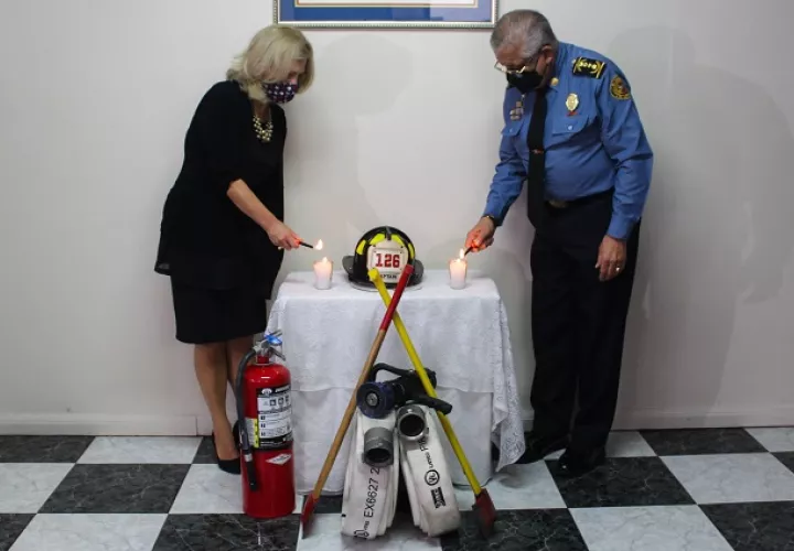El encendido de velas representa una oración por los 343 bomberos de Nueva York fallecidos el 11 de septiembre de 2001. Foto: Cortesía BCBRP