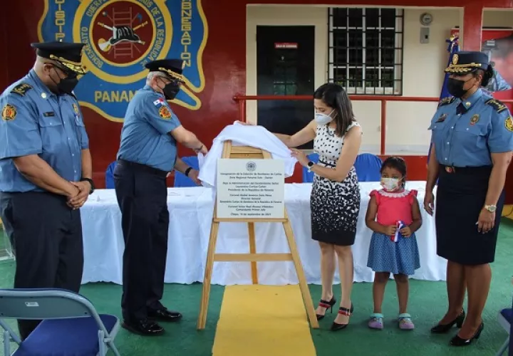 El acto contó con la participación de la ministra de Gobierno, Janaina Tewaney Mencomo y el Cnel. Abdiel Solís Pérez, director general del Benemérito Cuerpo de Bomberos de la República de Panamá (BCBRP),.