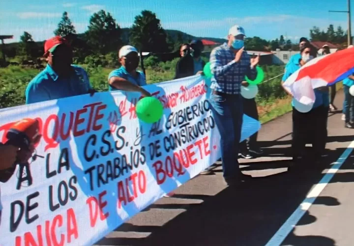 Los manifestantes portaban pancartas y globos de color verde y blanco. Foto: José Vásquez.