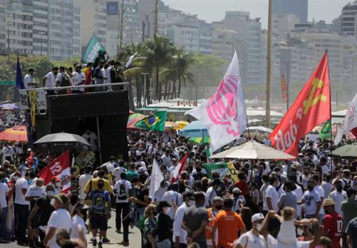 Decenas de personas se concentran en la playa Copacabana durante una jornada nacional de manifestaciones contra el Gobierno de Jair Bolsonaro, en Río de Janeiro. EFE
