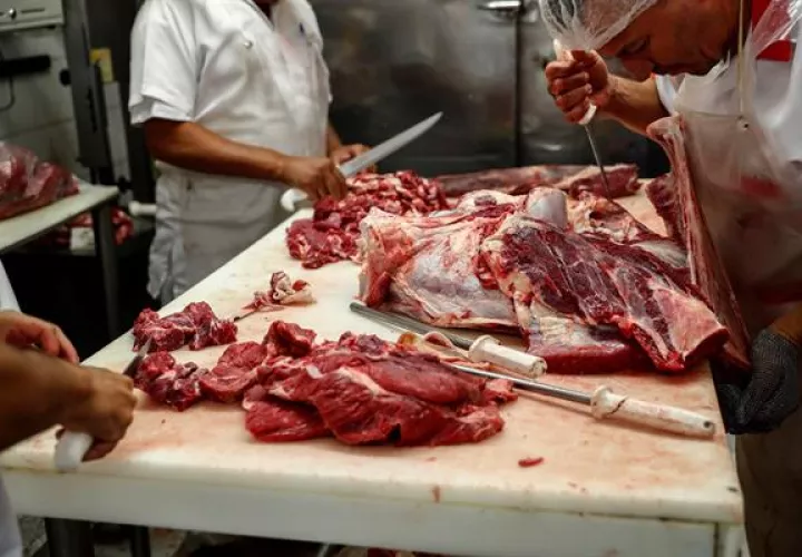 Fotografía de archivo de carniceros mientras preparan cortes de carne ayer en un mercado del centro de Sao Paulo (Brasil). EFE