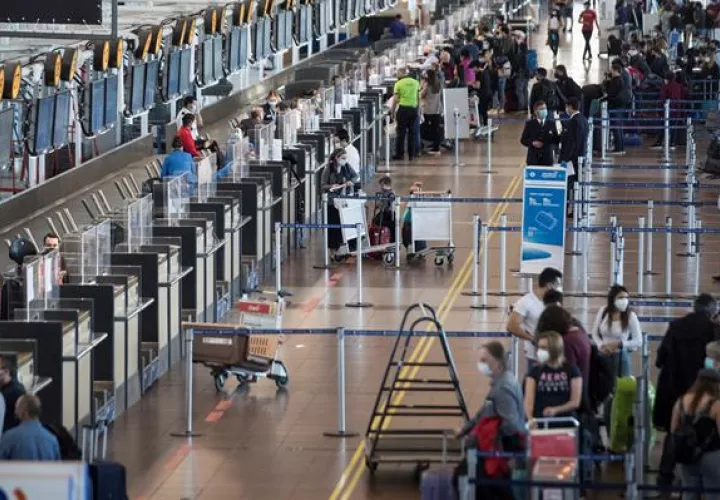 El cambio en la medida fronteriza permitirá también a chilenos y extranjeros residentes a salir del país,. Foto: EFE