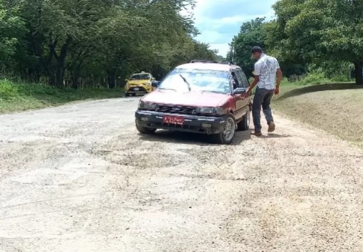 La obra comprende unos 25 kilómetros de carretera de gran tránsito en esta región del país, y cuya reparación ha sido solicitada a las autoridades en innumerables oportunidades. Foto Thays Domínguez