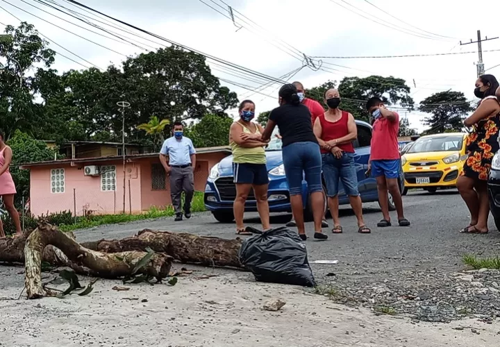 Los manifestantes exigen la reparación de la carretera y un puente. Foto: Eric A. Montenegro