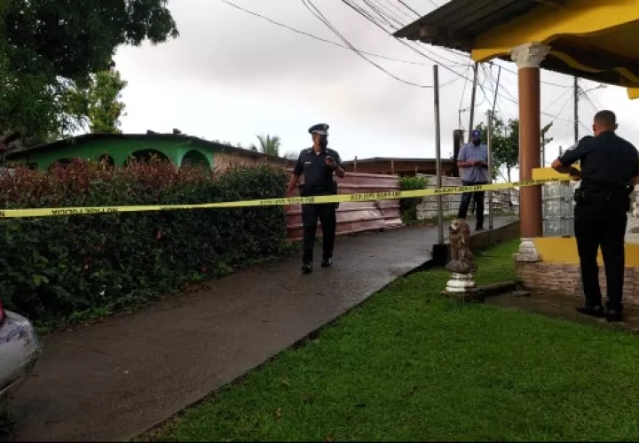 Un taxista y un joven de entre 16 y 19 años murieron en Colón. Foto/Diomedes Sánchez