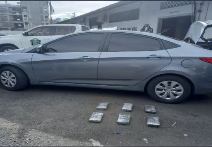 La droga fue encontrada detrás de los asientos de un auto color gris. Foto: Diomedes Sánchez