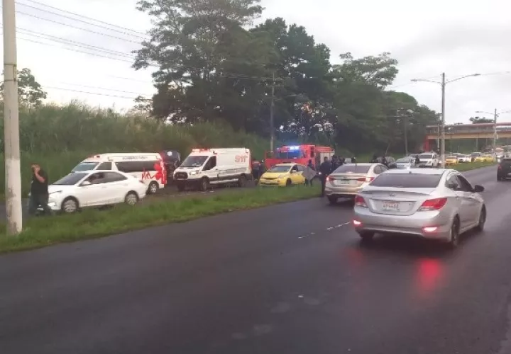 Los policías heridos fueron trasladados a un centro médico para recibir asistencia. Foto Diomedes Sánchez