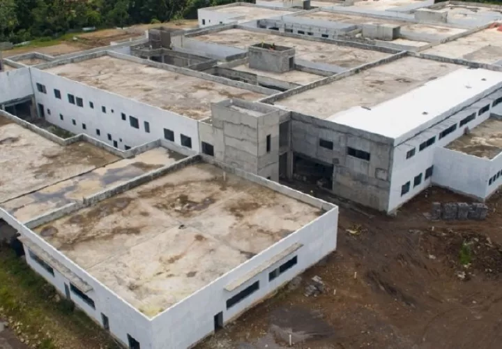Así quedó la construcción del hospital de Bugaba, en la provincia de Chiriquí. En el distrito solo funciona una policlínica de la CSS.  Cortesía