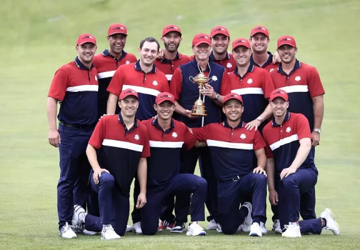 Equipo de Estados Unidos con la Copa Ryder. Foto:EFE