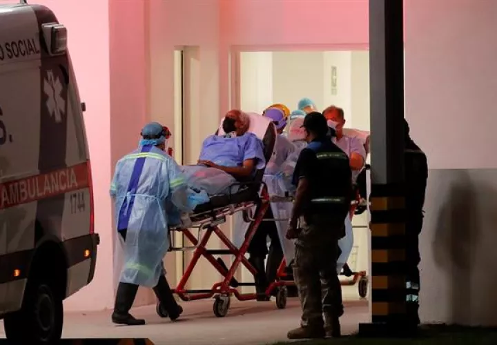Un paciente es trasladado a un hospital en la Ciudad de Panamá. Foto: EFE
