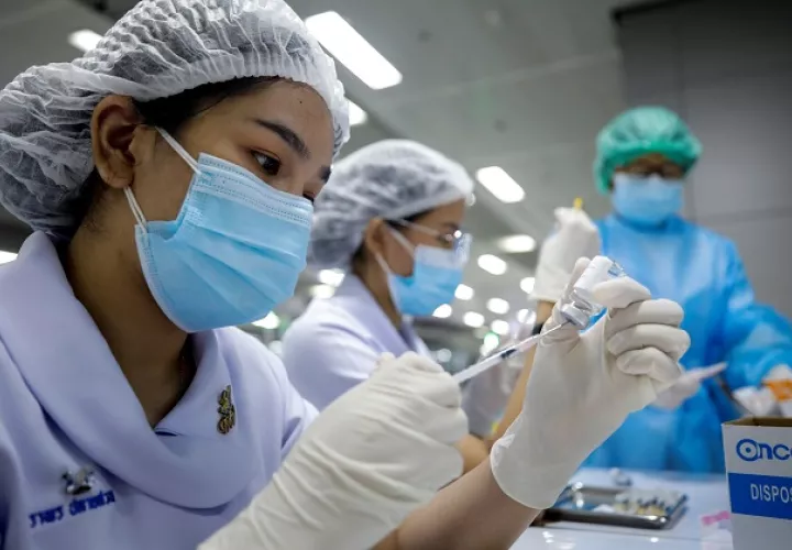 La vacunación global contra la covid-19 avanza al ritmo de 28 millones de nuevas dosis administradas cada día. Foto: EFE