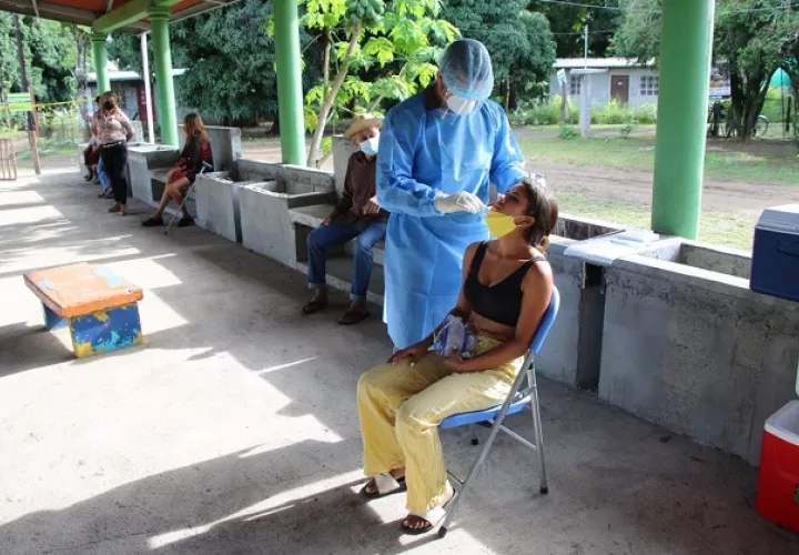 Personal de salud aplicó 7,615 pruebas nuevas para detectar el coronavirus en las últimas 24 horas. Foto: Cortesía Minsa