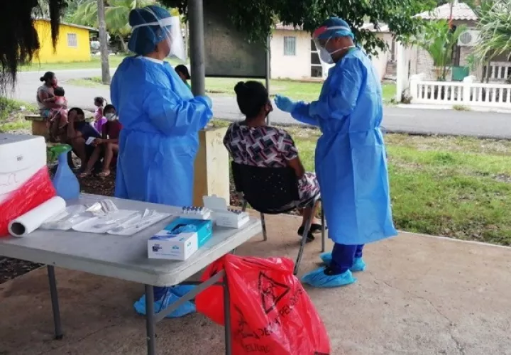 Personal de salud aplicó 7,592 pruebas nuevas para detectar la covid-19 en las últimas 24 horas. Foto: Cortesía Minsa