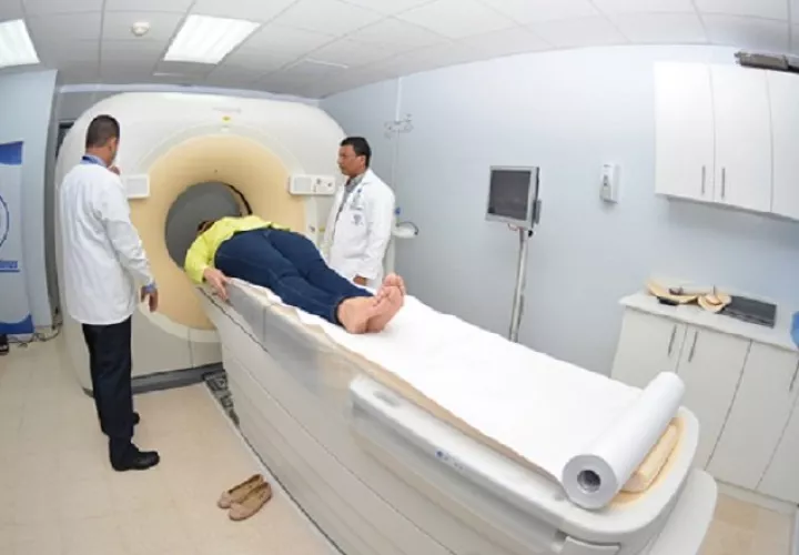 La institución dispone de tomógrafos en hospitales y otras instalaciones como este, ubicado en la policlínica de Santiago, en Veraguas.  Foto: Archivo