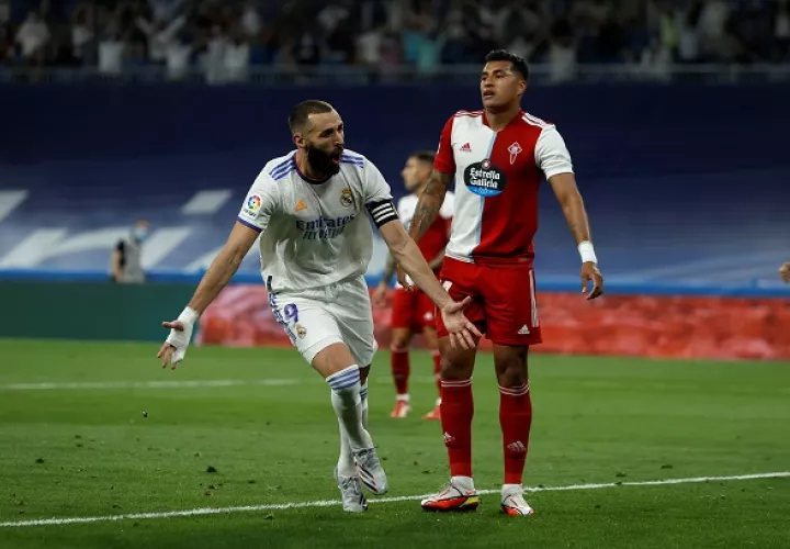 Benzema festaja uno de sus goles en su regreso al Bernabéu. Foto:EFE