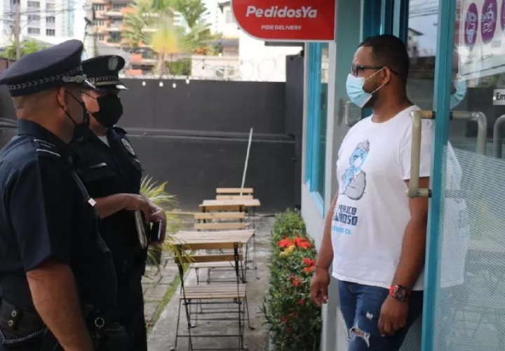 Unidades policiales conversaron con comerciantes del corregimiento de San Francisco, marcado por la violencia en los últimos días. 