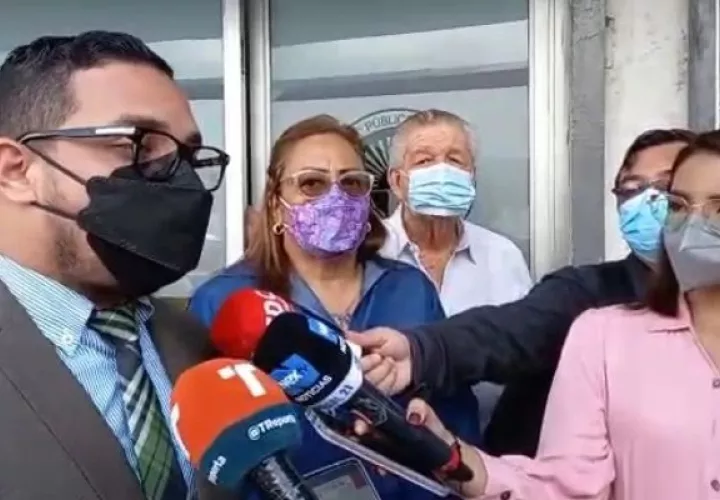 El abogado penalista, Adrián Calderón, presentó la denuncia en representación de los convencionales. 