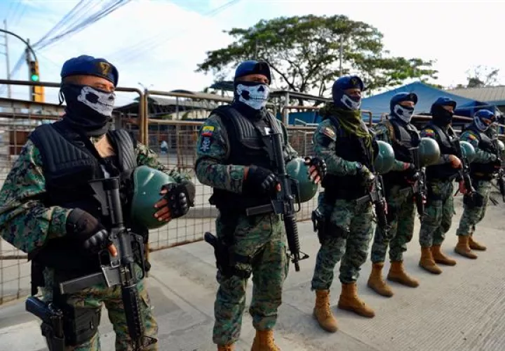 Fuerzas Armadas ecuatorianas, en conjunto con miembros de la Policía, adelantan un operativo en la penitenciaria del litoral, en Guayaquil (Ecuador). Foto: EFE