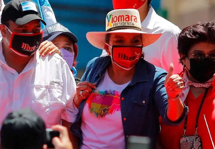 La candidata presidencial por el partido Libertad y Refundación Xiomara Castro de Honduras. Foto: EFE