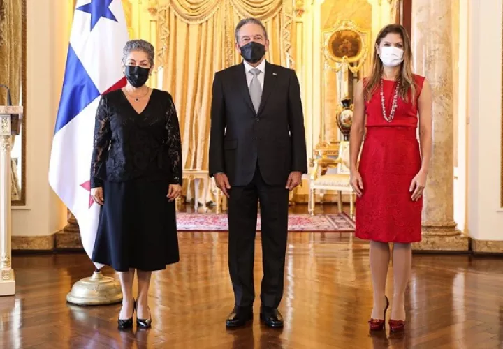  Los embajadores presentaron sus credenciales de sus respectivos países  ante el presidente Laurentino Cortizo y en presencia de la ministra de Relaciones Exteriores, Erika Mouynes. 