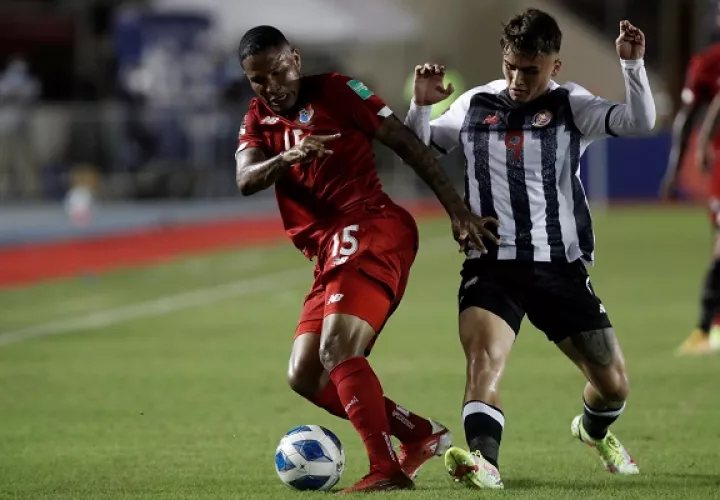 Eric Davis de Panamá  protege el balón ante la marca del tico Manfred Ugalde. Foto:EFE