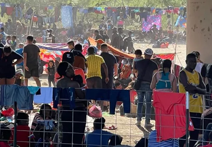 Cientos de inmigrantes indocumentados, la mayoría haitianos, albergados en el campamento de migrantes debajo del Puente Internacional en Del Río, Texas. EFE