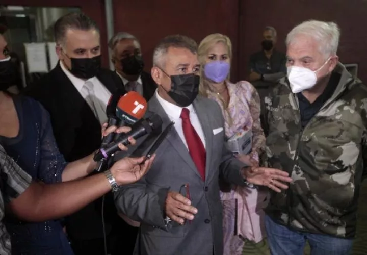 El jurista Sidney Sittón, junto al expresidente Ricardo Martinelli y otros miembros del equipo de defensa, a la salida ayer del juicio. Foto: Víctor Arosemena