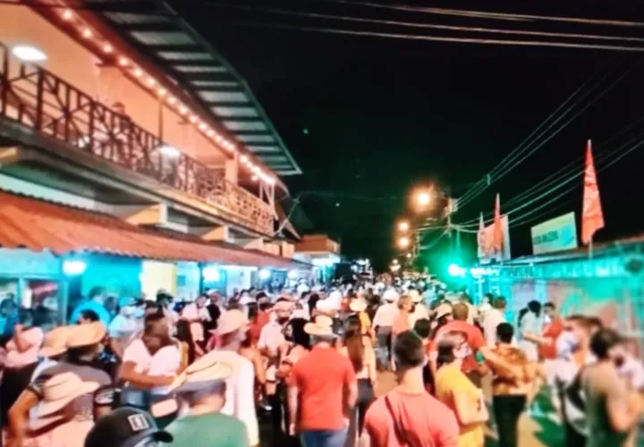Las personas se aglomeraron en las calles de Guararé. Foto: Thays Domínguez