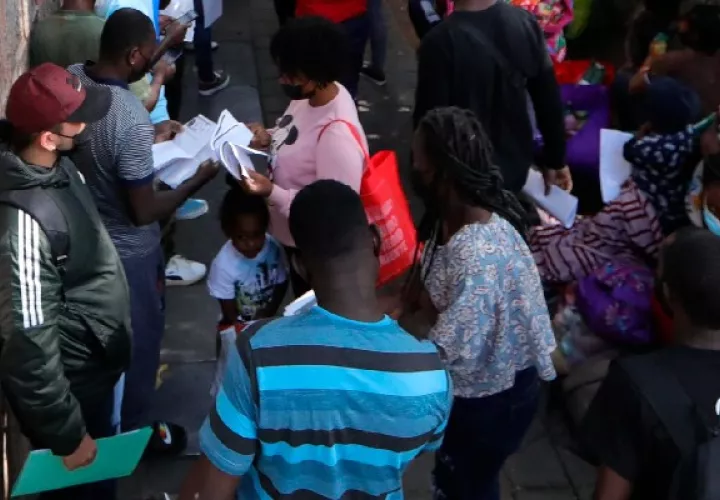 Un grupo de migrantes haitianos, asiste a la oficina de la Comisión Mexicana de Ayuda a Refugiados (Comar) hoy, en la Cuidad de México. Foto: EFE