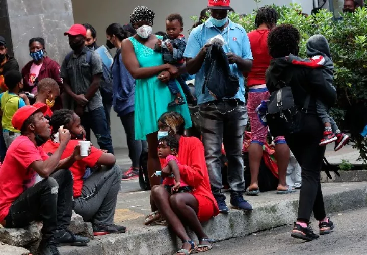 Un grupo de migrantes haitianos, asiste a la oficina de la Comisión Mexicana de Ayuda a Refugiados (Comar) hoy, en la Cuidad de México. Foto: EFE