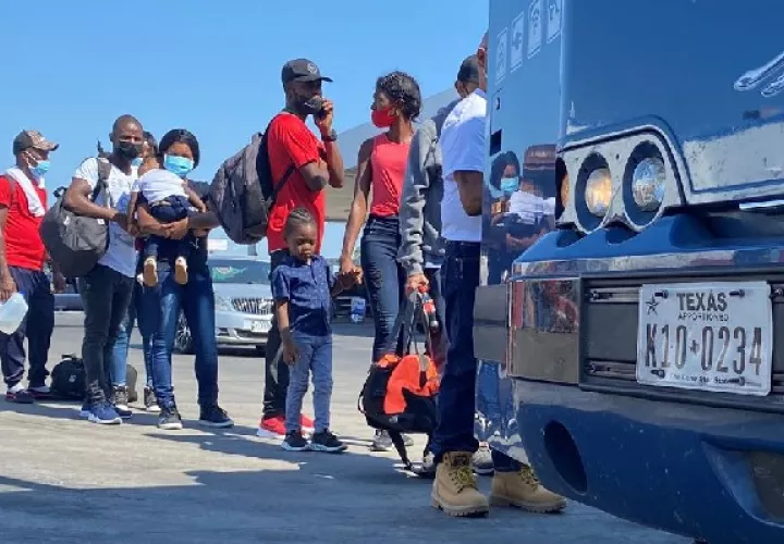 Deportan a haitianos retenidos en un campamento improvisado bajo un puente en la localidad de Del Río en Texas. Foto: EFE