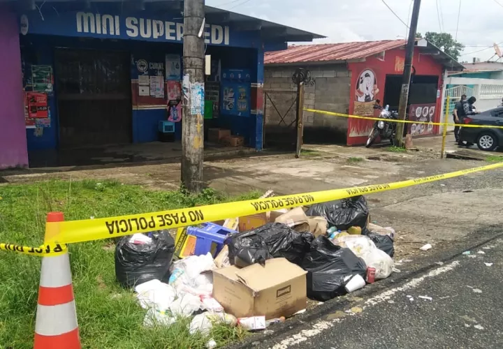 Funcionarios del Ministerio Público llegaron al lugar para hacer el levantamiento del cadáver e iniciar las investigaciones de este homicidio. Foto: Diomedes Sánchez