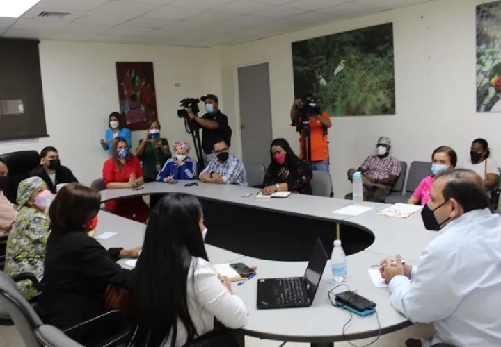 Autoridades del Minsa y el Hospital San Miguel Arcángel se reunieron hoy. Foto: Cortesía Minsa