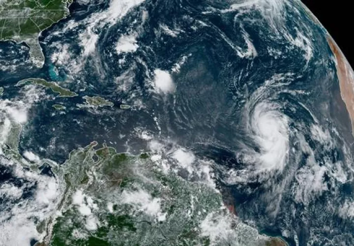 Localización del huracán Larry en el Atlántico hoy a las 11.20 hora local. EFE