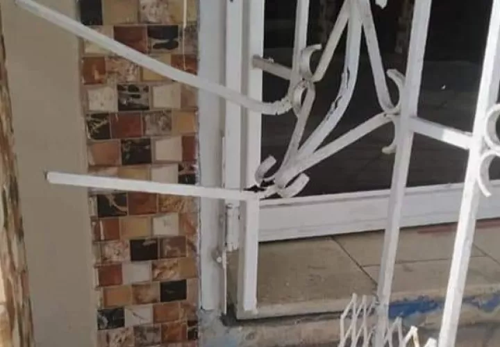 Los feligreses aseguran que los delincuentes violentaron la puerta de hierro de la entrada principal. Foto Diomedes Sánchez.