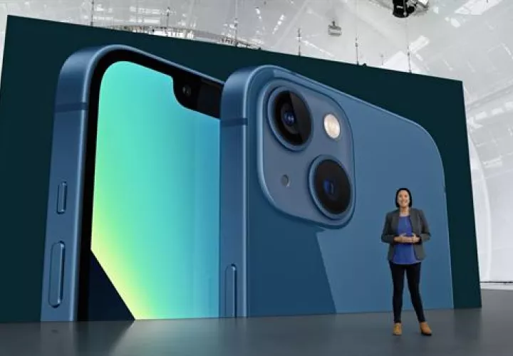 otografía cedida por Apple Inc. en la que se ve a Kaiann Drance durante la presentación del nuevo iPhone 13, este 14 de septiembre de 2021, en Apple Park en Cupertino, California. Foto: EFE