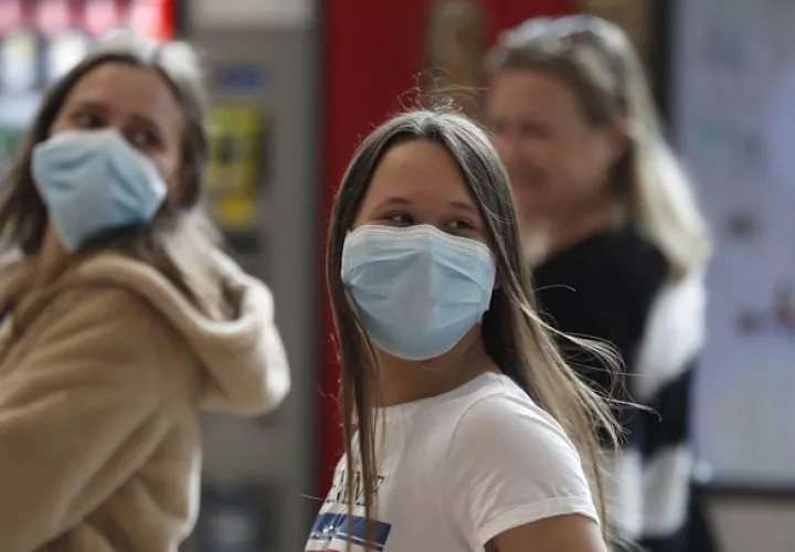 Israel tiene actualmente más de 91,000 infectados activos de covid-19. Foto: EFE