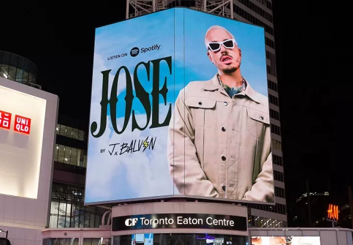 Promoción del álbum 'Jose' en el Toronto Eaton Centre. Foto: Twitter
