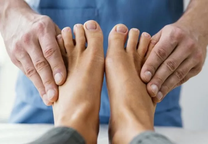 El juanete o 'hallux valgus'  produce inflamación en la zona, dolor continuo y hasta sensación de roce. Foto: Ilustrativa / Freepik