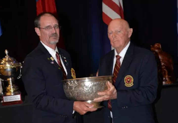 Kevin Tynes recibe el Maytag Bowl. Foto: WSGF