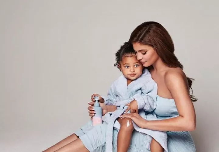 Kylie y Stormi posando con los productos. Foto: Instagram