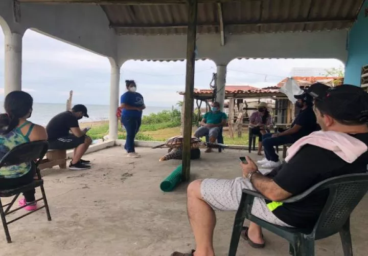 MiAmbiente realizó una jornada de sensibilización con los moradores de la playa Las Comadres, ubicada en el distrito de Las Tablas. Foto: Thays Domínguez