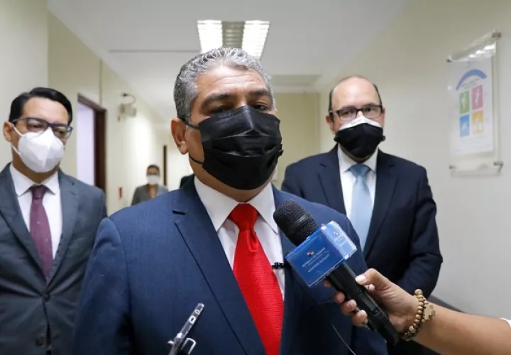 El ministro Luis Francisco Sucre reiteró a la población vacunarse contra la covid-19. Foto: Cortesía Minsa