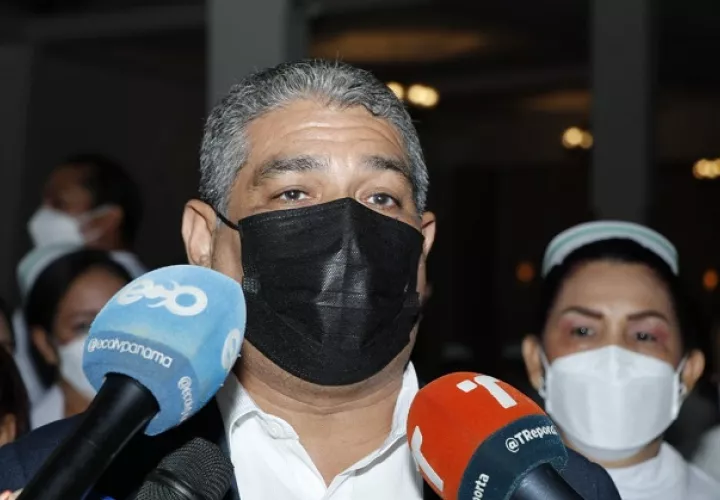 El ministro Luis Francisco Sucre dijo que ya se consiguió la partida en la Asamblea Nacional para pagar. Foto: Cortesía Minsa