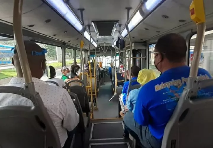 Con la pandemia, la movilización de usuarios en los metrobuses bajó; hace cuatro meses era de 350 mil diarios, en días hábiles. Foto: Archivo