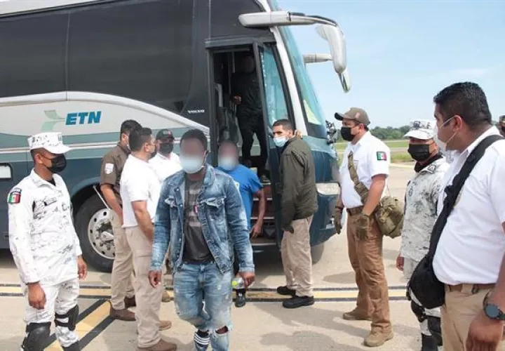 Migrantes haitianos repatriados en Villahermosa, estado de Tabasco (México). Foto: EFE