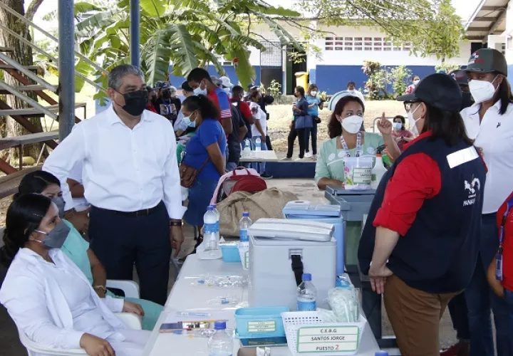 El ministro Luis Francisco Sucre (izq.) dijo que cada martes se levantan más restricciones en Panamá. Foto: Cortesía Minsa