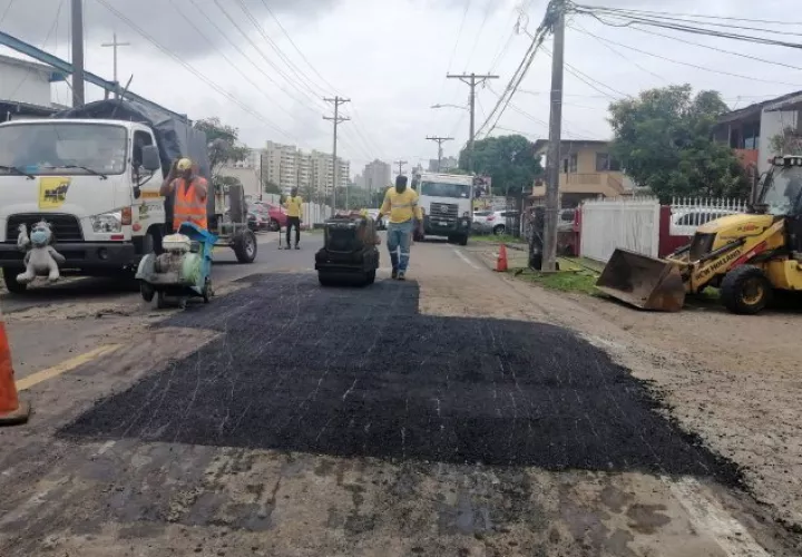 Los fondos para tapar los huecos y rehabilitar vías deterioradas, alcanzaron para calle 16 Río Abajo que se encontraba en estado crítico. Foto: Cortesía